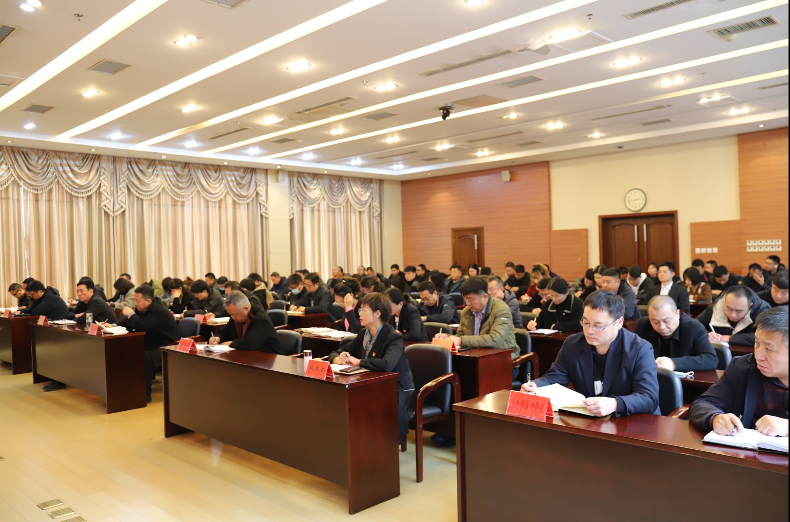 主题教育专题党课2.jpg 主题教育专题党课2.jpg